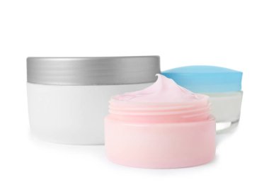 Beyaz arka plan üzerinde farklı vücut bakım ürünleri