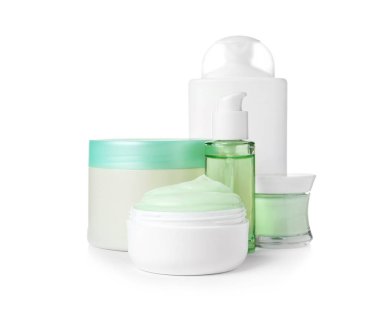 Beyaz arka plan üzerinde farklı vücut bakım ürünleri