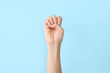 Kadın gösteren E renk arka plan, closeup harfinde. İşaret dili