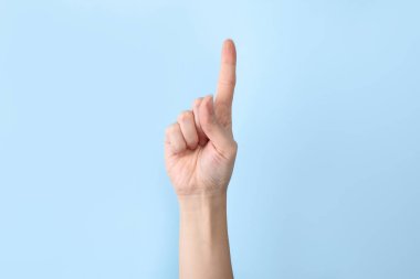 Kadın gösteren bir renk arka plan, portre. İşaret dili