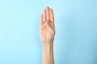 Kadın gösteren B renk arka plan, closeup harfinde. İşaret dili