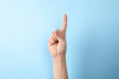 Kadın gösteren bir renk arka plan, portre. İşaret dili