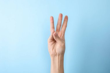 Gösterilen kadın altı renk arka plan, closeup üzerinde numara. İşaret dili