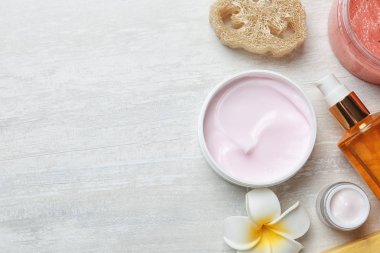 Vücut bakım ürünleri ve açık renkli metin için yer düz yatıyordu kompozisyonu