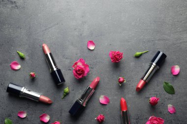 Ruj ve gül gri arka plan üzerinde düz yatıyordu kompozisyonu