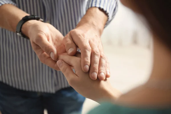 Man Tröstande Kvinna Ljus Bakgrund Närbild Händer Hjälpa Och Stödja — Stockfoto