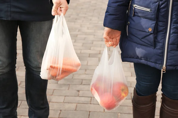 Άνθρωποι Που Μεταφέρουν Πλαστικές Σακούλες Προϊόντα Εξωτερικούς Χώρους Κοντινό Πλάνο — Φωτογραφία Αρχείου