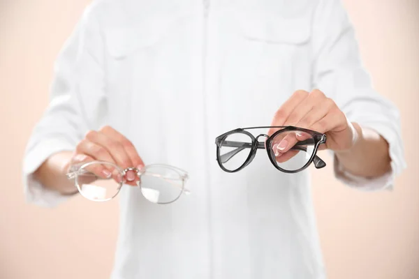 Augenärztin Mit Brille Auf Hellem Hintergrund Nahaufnahme — Stockfoto