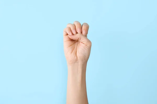 Mujer Mostrando Letra Sobre Fondo Color Primer Plano Lengua Signos — Foto de Stock