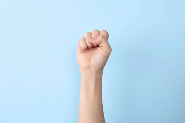 Mujer Mostrando Letra Sobre Fondo Color Primer Plano Lengua Signos — Foto de Stock