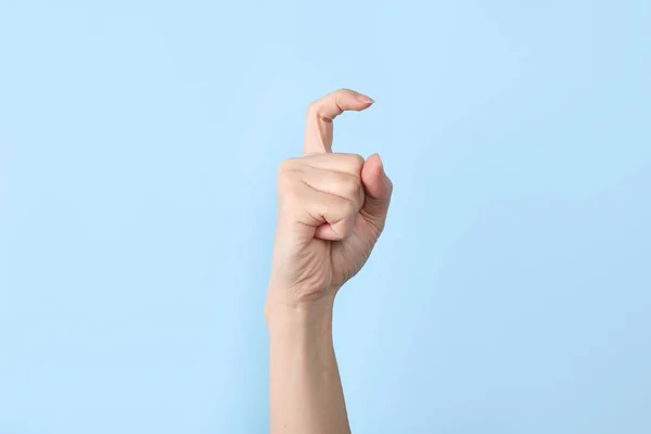 Kadın Gösteren Renk Arka Plan Closeup Harfinde Şaret Dili — Stok fotoğraf