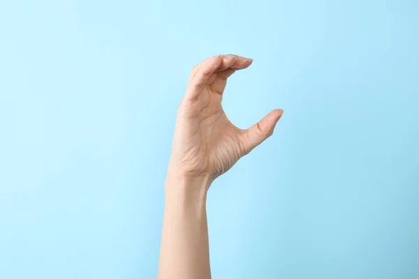 Mujer Mostrando Letra Sobre Fondo Color Primer Plano Lengua Signos — Foto de Stock