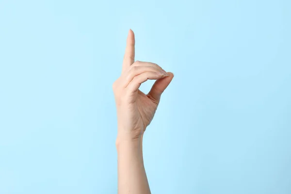 Kadın Gösteren Renk Arka Plan Closeup Harfinde Şaret Dili — Stok fotoğraf