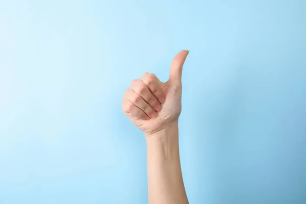 Kadın Gösterilen Renk Arka Plan Closeup Numara Şaret Dili — Stok fotoğraf