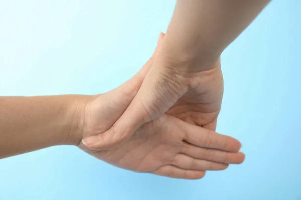 Donna Che Mostra Segno Della Mano Sullo Sfondo Colori Primo — Foto Stock