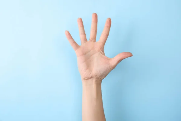 Mujer Mostrando Número Cinco Sobre Fondo Color Primer Plano Lengua —  Fotos de Stock