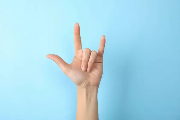 Жінка Показує Знак Руки Кольоровому Фоні Крупним Планом Мова Тіла — стокове фото