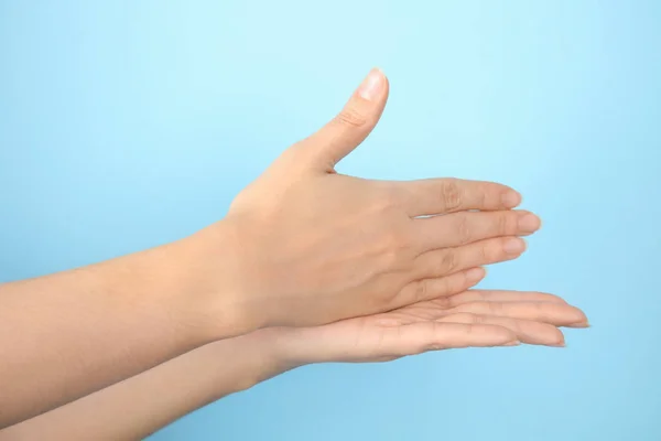 Kadın Gösteren Word Renk Arka Planda Closeup Durdurma Şaret Dili — Stok fotoğraf