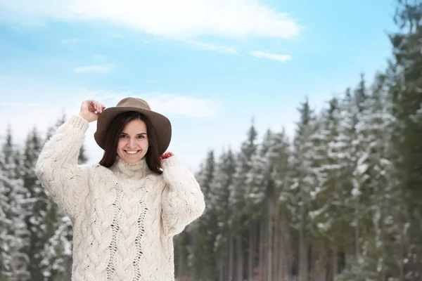 Mladá Žena Teplém Svetru Zasněženého Lesa Prostor Pro Text Zimní — Stock fotografie