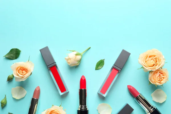 Composición Plana Con Lápiz Labial Rosas Sobre Fondo Color — Foto de Stock