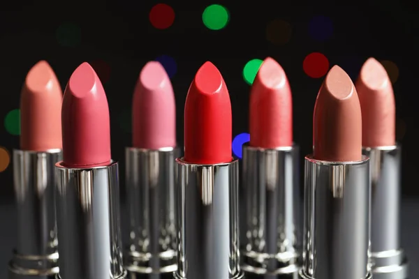 Diferentes Lápices Labiales Contra Luces Borrosas Producto Cosmético — Foto de Stock