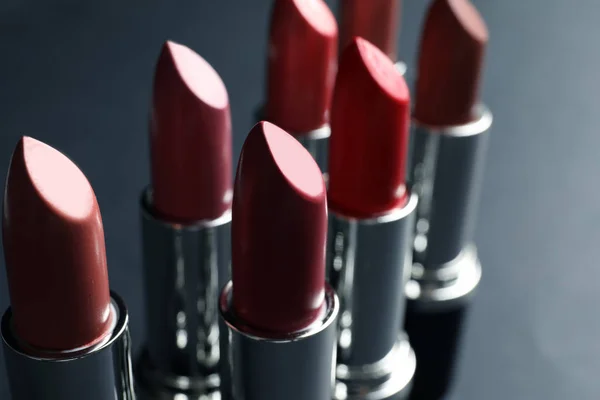 Conjunto Diferentes Lápices Labiales Sobre Fondo Gris Primer Plano Producto — Foto de Stock