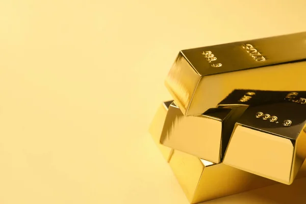 Glänzende Goldbarren Auf Farbigem Hintergrund Raum Für Text — Stockfoto