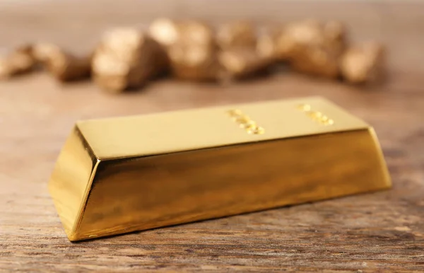 Edler Glänzender Goldbarren Auf Holzgrund — Stockfoto
