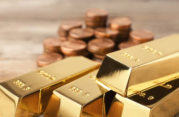 Goldglänzende Barren Und Münzen Auf Dem Tisch Nahaufnahme — Stockfoto