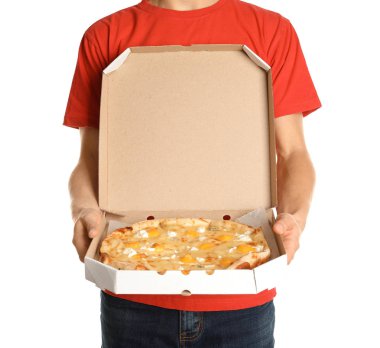 Beyaz arka planda açılan pizza kutusu olan genç adam. Gıda dağıtım hizmeti