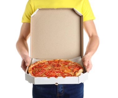 Beyaz arka planda açılan pizza kutusu olan genç adam. Gıda dağıtım hizmeti