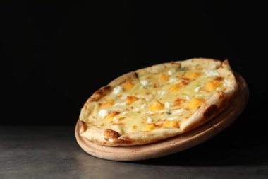 Peynirli pizza Margherita koyu arka plan karşı masada sıcak. Metin için yer