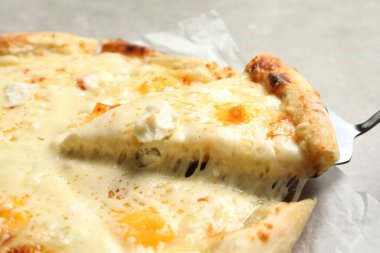Sıcak peynir pizza Margherita masada, closeup dilim alıyor