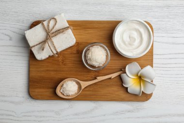 Kurulu ile kozmetik ürünleri ve Shea yağı tablo, üstten görünüm