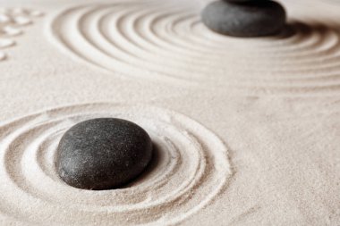 Zen bahçe taş desenli kum üzerinde. Meditasyon ve uyum