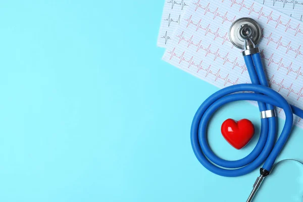 Estetoscopio Con Corazón Rojo Cardiograma Sobre Fondo Azul Plano Espacio — Foto de Stock