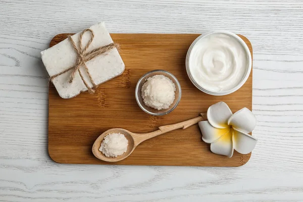 Tafel Mit Kosmetikprodukten Und Sheabutter Auf Dem Tisch Draufsicht — Stockfoto