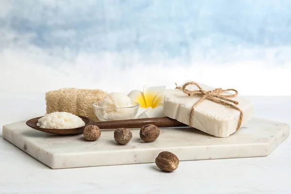 Komposition Mit Sheabutter Und Nüssen Auf Dem Tisch Vor Farbigem — Stockfoto