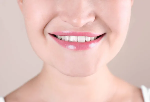 Junge Frau Mit Schönem Lächeln Auf Farbigem Hintergrund Nahaufnahme — Stockfoto