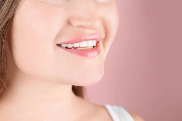 Wanita Muda Dengan Senyum Yang Indah Latar Belakang Warna Closeup — Stok Foto