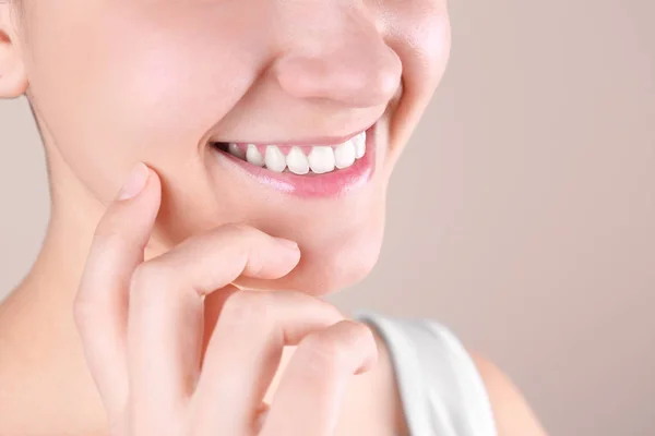 Mujer Joven Con Una Hermosa Sonrisa Fondo Color Primer Plano —  Fotos de Stock