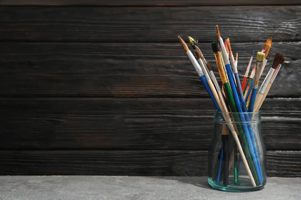 Tarro Con Pinceles Sobre Mesa Sobre Fondo Madera Espacio Para — Foto de Stock