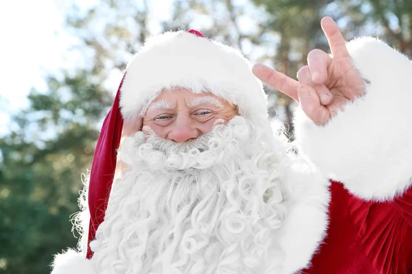 Glad Autentiska Santa Claus Visar Rock Gest Utomhus — Stockfoto