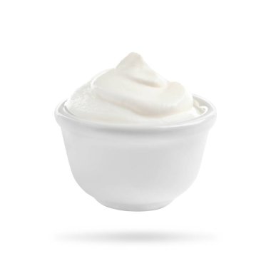 Beyaz zemin üzerine lezzetli ekşi krema ile seramik kase