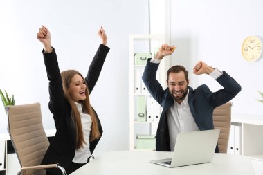 Kredi kartı ve office zaferini kutluyor laptop duygusal gençlerle