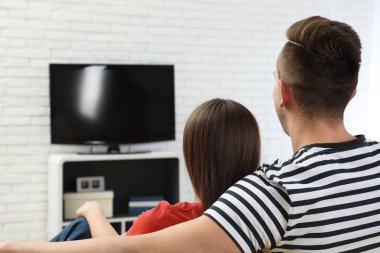 Grup insan birlikte Divan oturma odasında Tv izliyor. Metin için yer