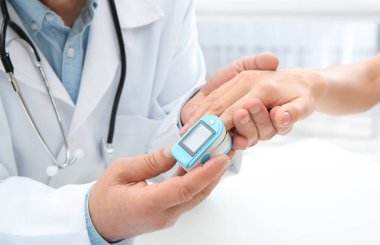 Hastanede, closeup masada tıbbi cihaz ile kontrol genç kadının darbe doktor