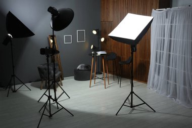 Oturma odası iç tasarım ve profesyonel ekipman fotoğraf Studio örneği