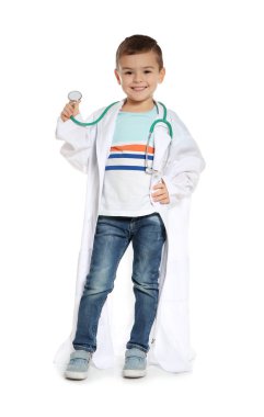 Beyaz arka plan üzerinde stetoskop ile doktor paltolu şirin küçük çocuk