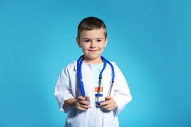 Doktor ceket renk arka plan üzerinde stetoskop ile şirin çocuk